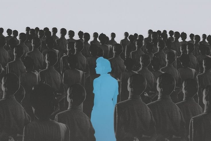 A blue mannequin looking back among a crowd of identical grey mannequins