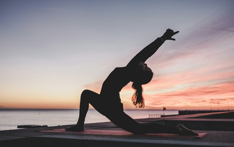 A serene yoga class